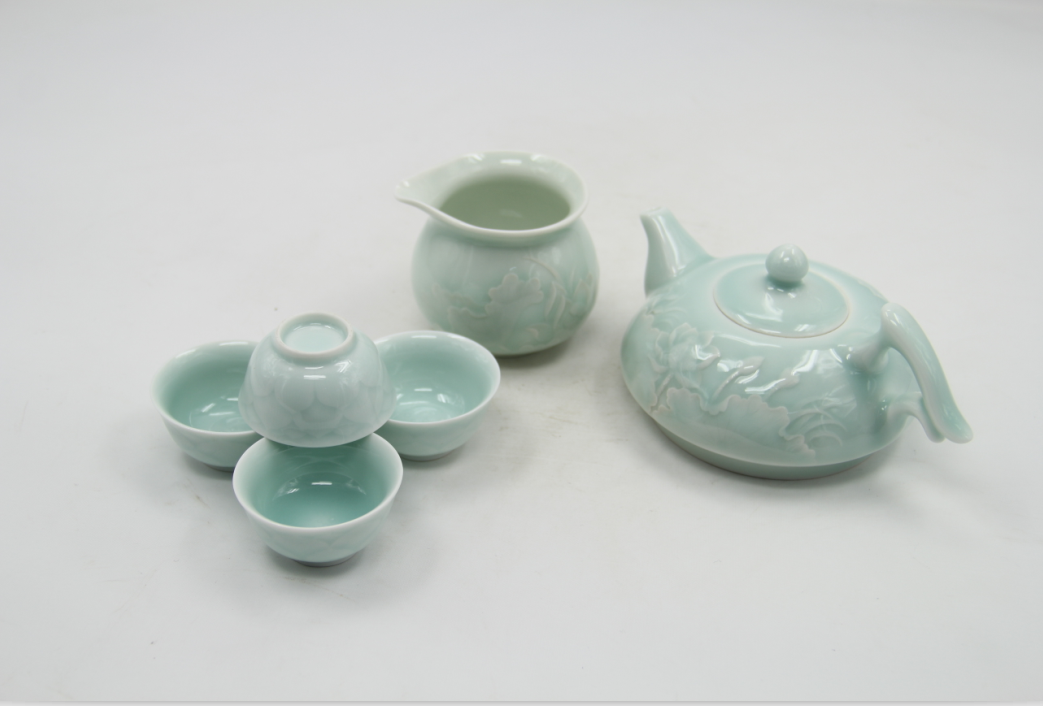 青釉雕刻六头茶具
