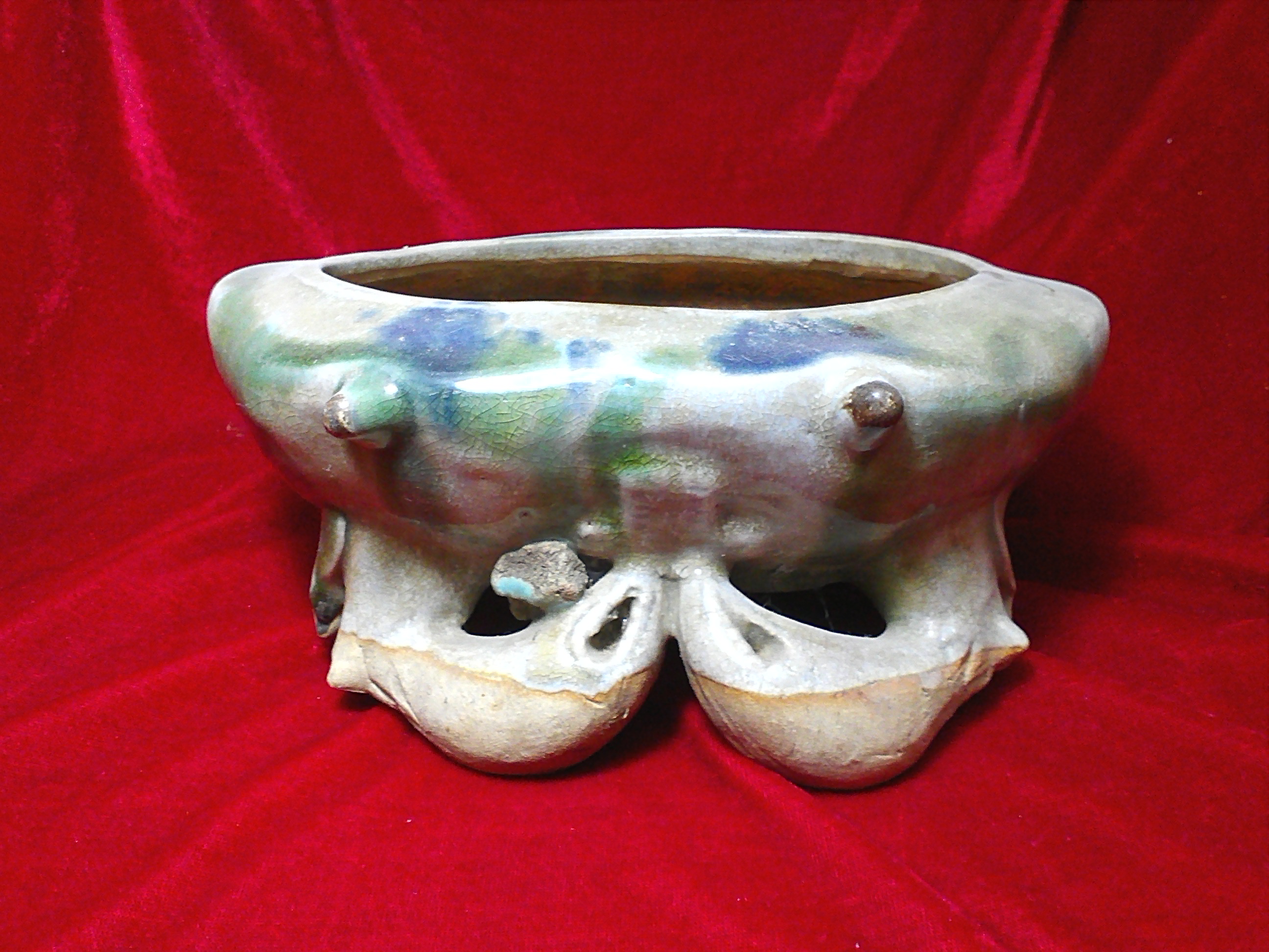 品种 粉彩 器型 其它 作品介绍   石湾窑是我国制作雕塑瓷器的名窑,自