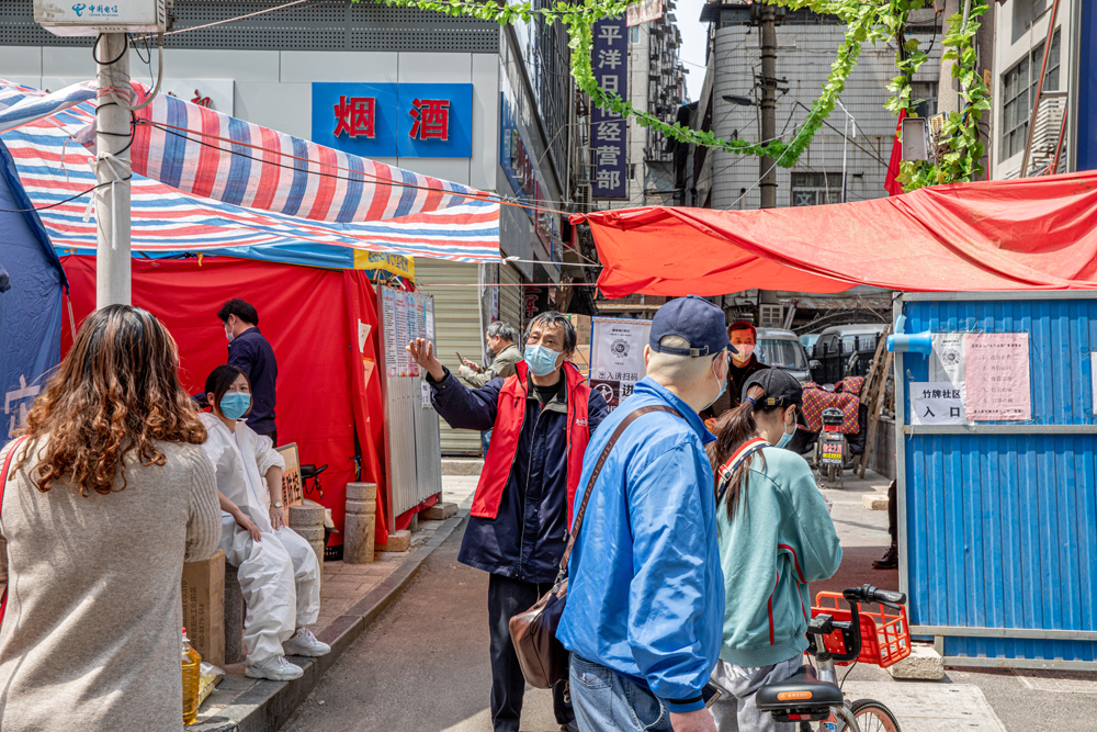 利济南路竹牌社区入口的疫情防控人员（2020年4月8日拍摄）
